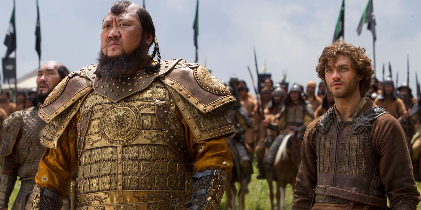 Benedict Wong e Lorenzo Richelmy diante de um exército em Marco Polo