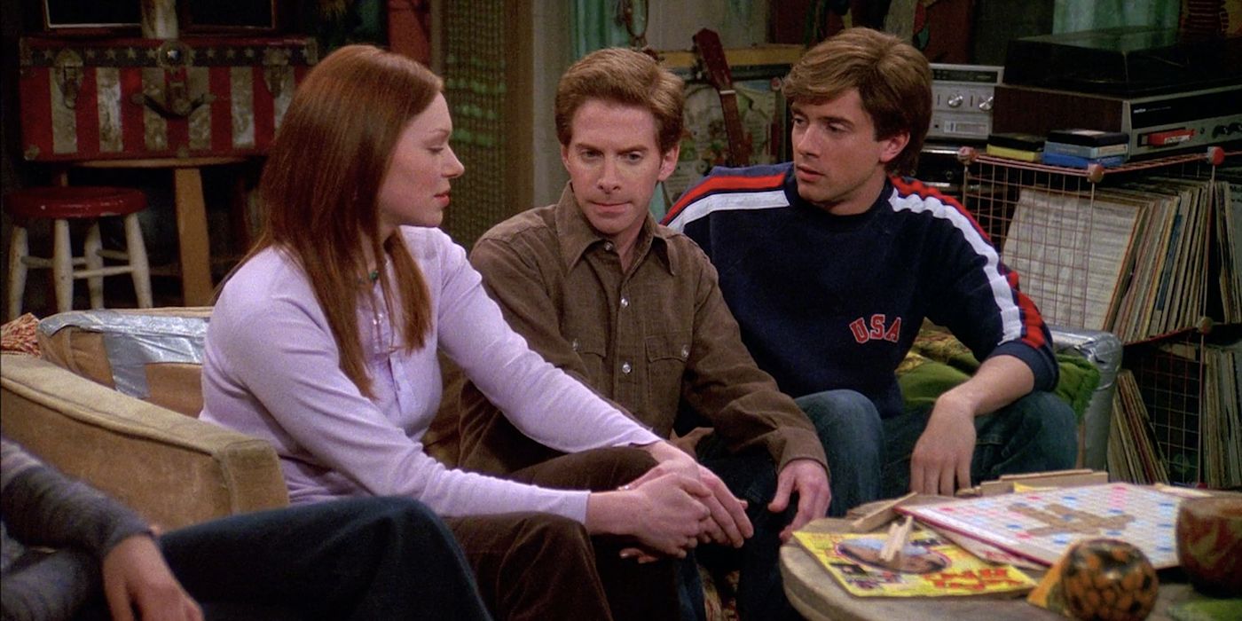 Seth Green sitting between Laura Prepon and Topher Grace on That '70s Show