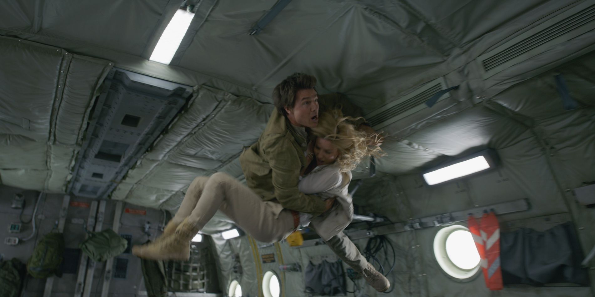 Tom Cruise and Annabelle Wallis in The Mummy in a plane as it crashes