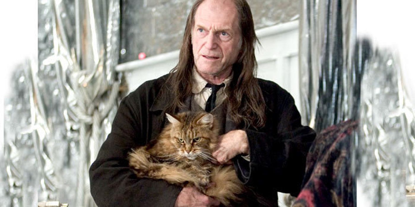 argus filch holding mrs norris