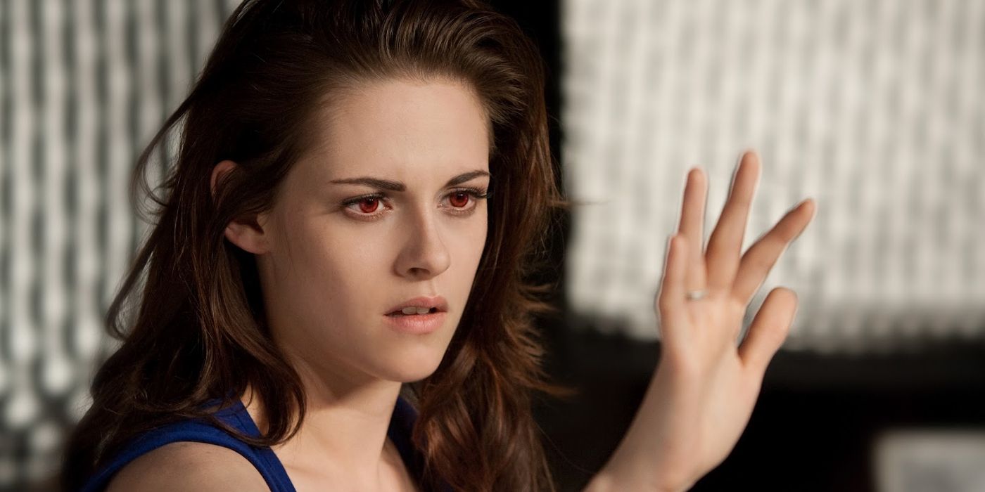 Bella Swan (Kristen Stewart) olhando para sua mão depois de se tornar uma vampira em Crepúsculo Amanhecer Parte 1