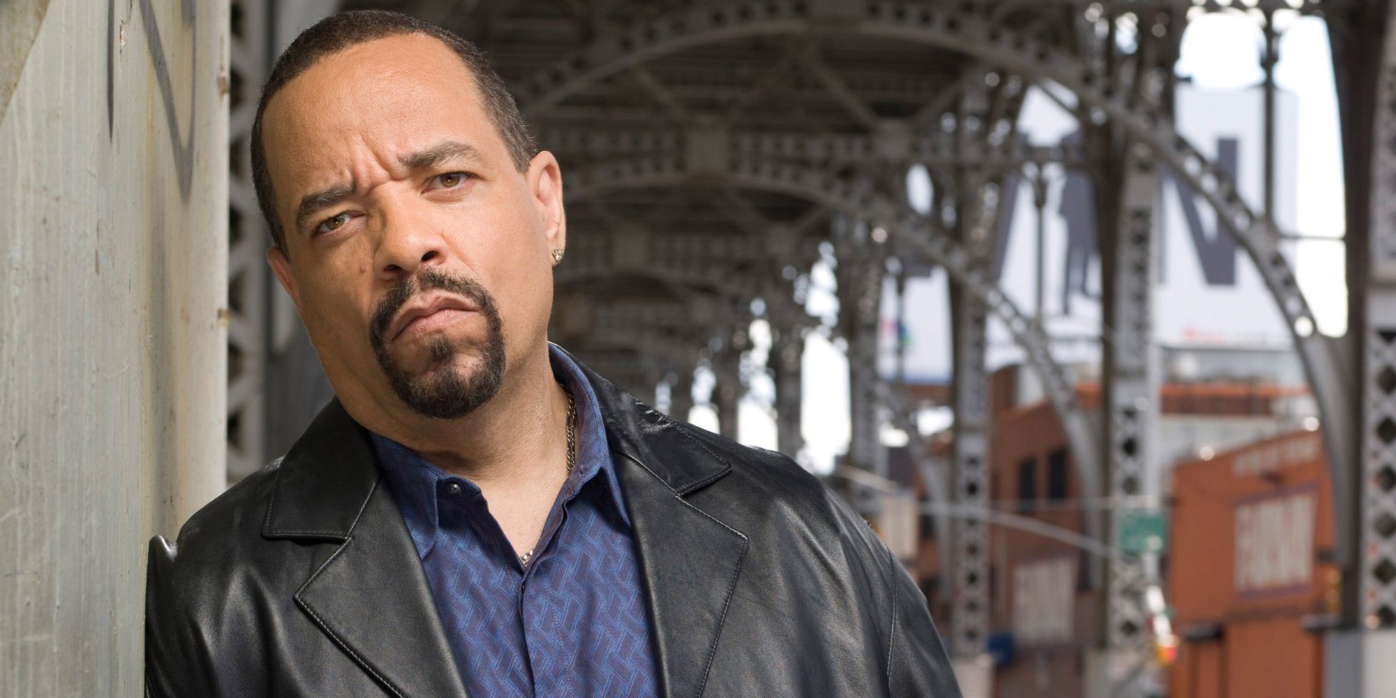 Ice-T como Tutuola em Law and Order: SVU encostado na parede e olhando para a câmera