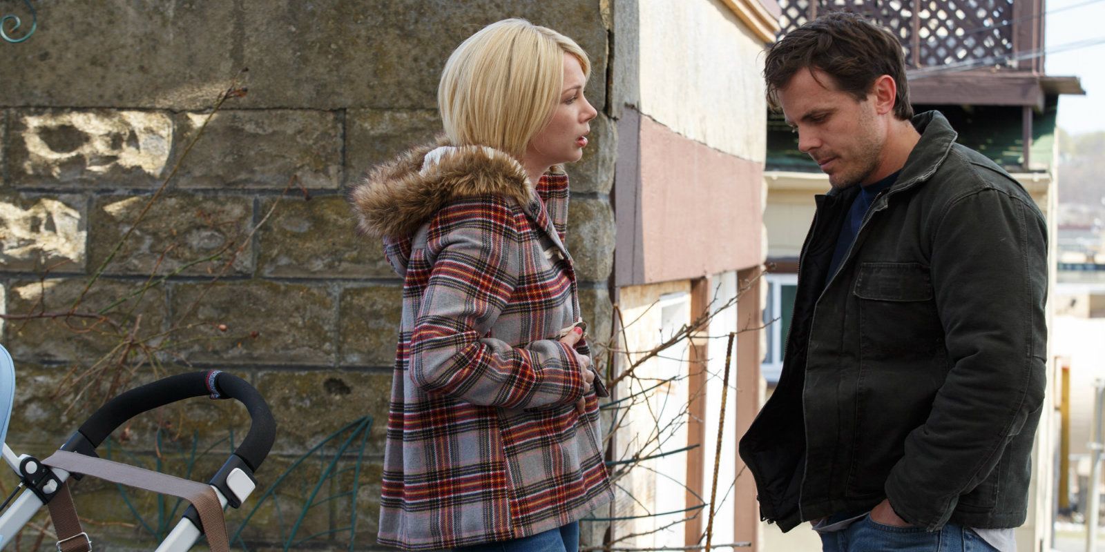 Manchester by the Sea - Michelle Williams e Casey Affleck conversam ao ar livre