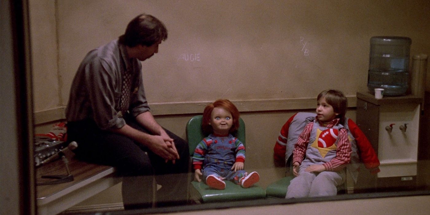 Um policial conversando com Chucky e Andy em Child's Play (1988)