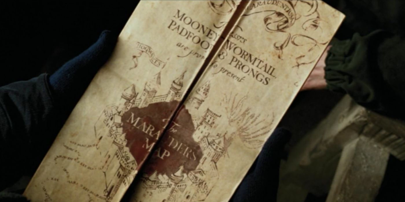 Harry Potter segura o Mapa do Maroto no filme O Prisioneiro de Azkaban.