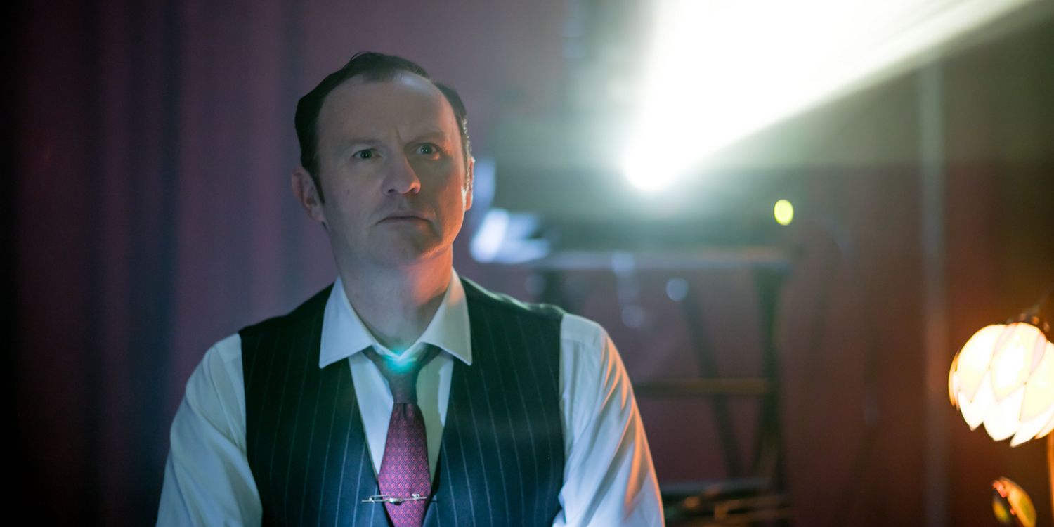Mycroft parecendo confuso em Sherlock The Final Problem