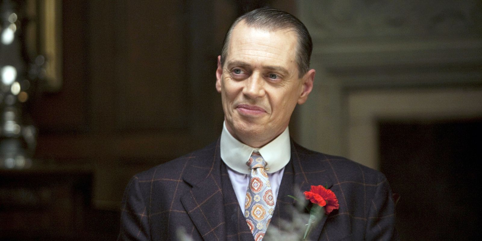 Nucky sorrindo em Boardwalk Empire.