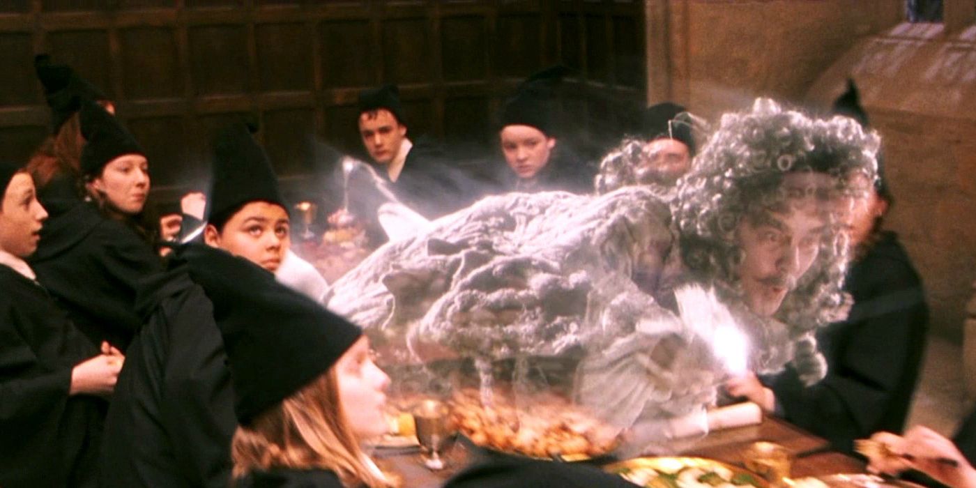 O Barão Sangrento, o fantasma da casa da Sonserina, voando sobre uma mesa no Salão Principal em um dos filmes de Harry Potter.