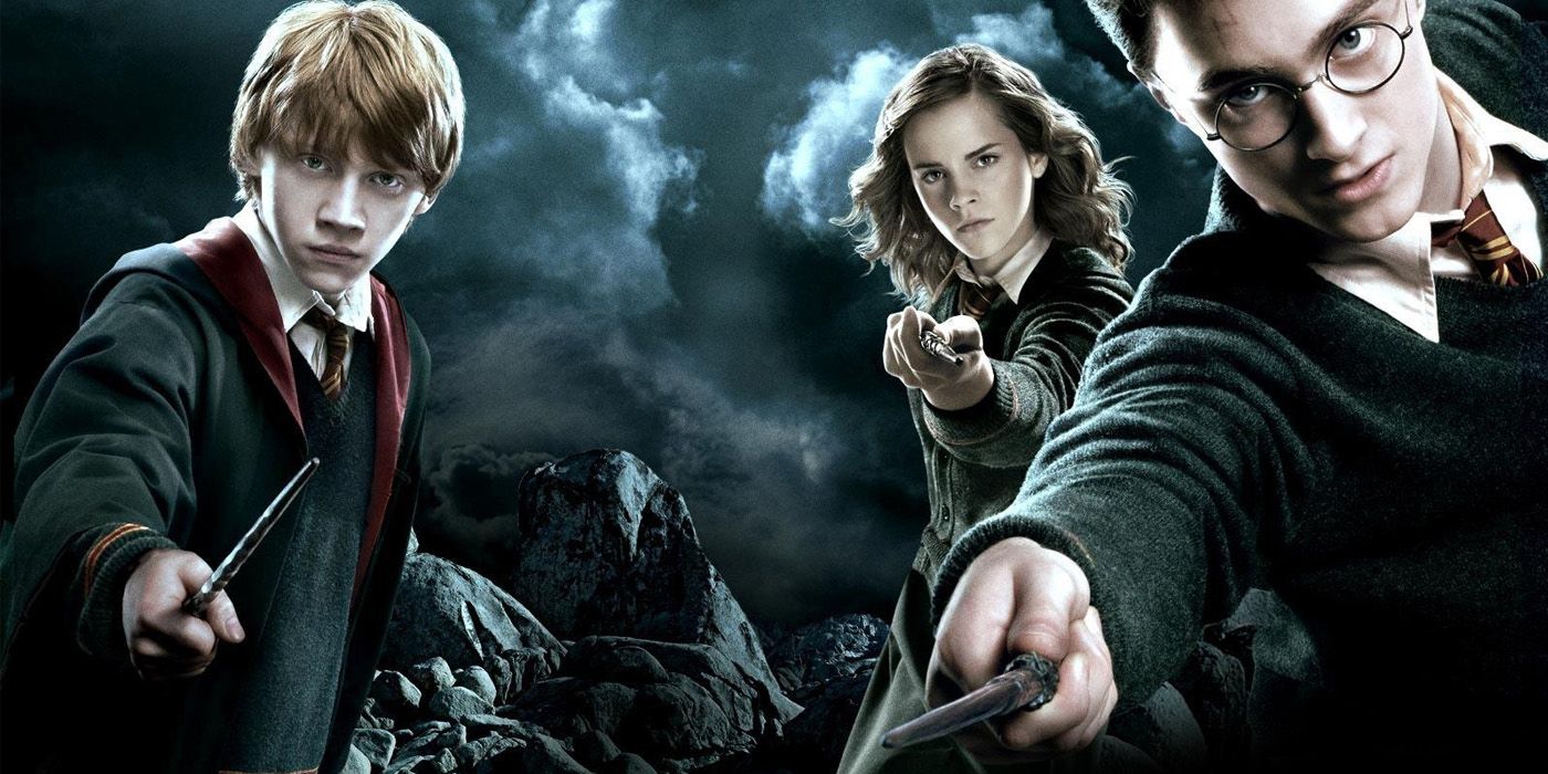 Harry Ron and Hermione pointing wands out in Harry Potter