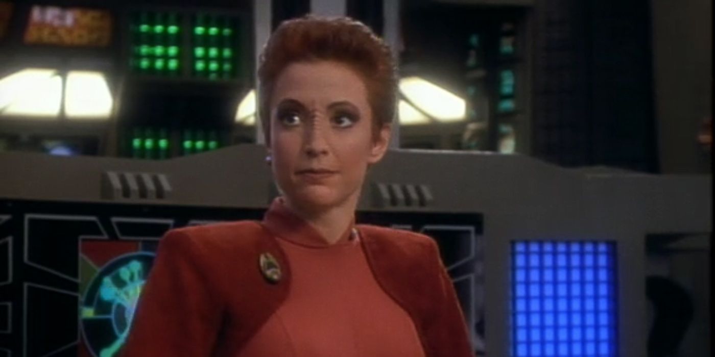 Kira stands on the command deck from Deep Space Nine 