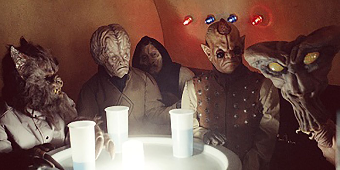 Creatures Drinking in Mos Eilsey Cantina in Star Wars