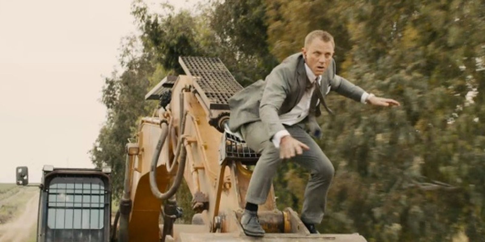 Daniel-Craig-in-Skyfall-Atop-Train.0