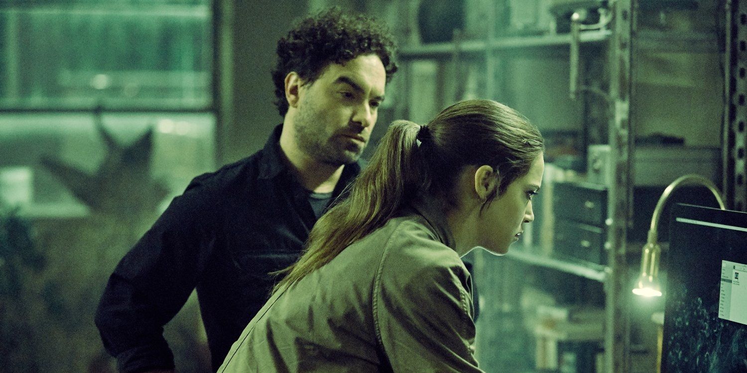 Johnny Galecki and Matilda Lutz in Rings