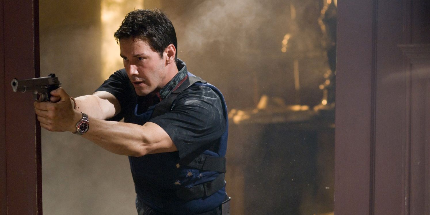 Keanu Reeves com uma arma em punho em Street Kings