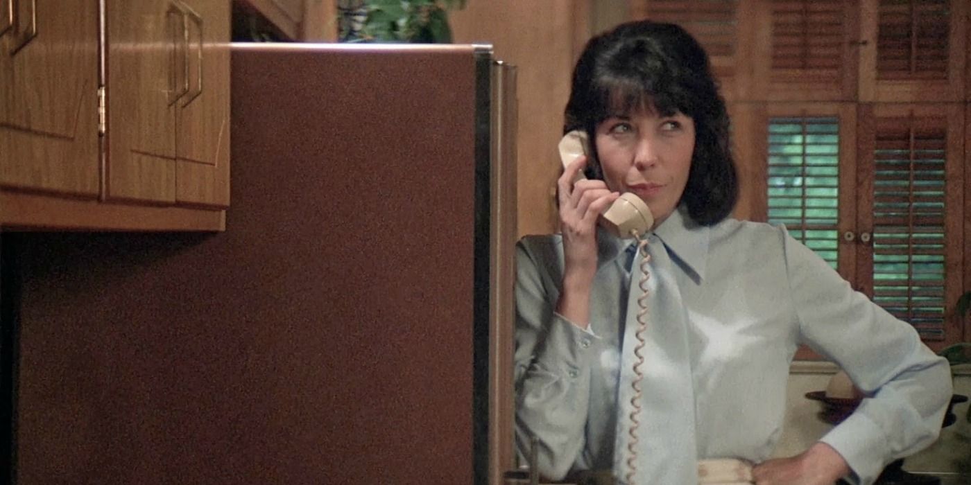 Lily Tomlin as Linnea Reese on the phone in Nashville