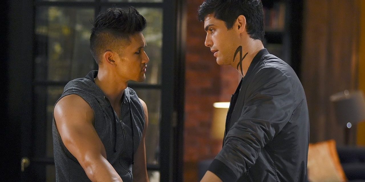 Magnus and Alec stand closely in season 2 of Shadowhunters.