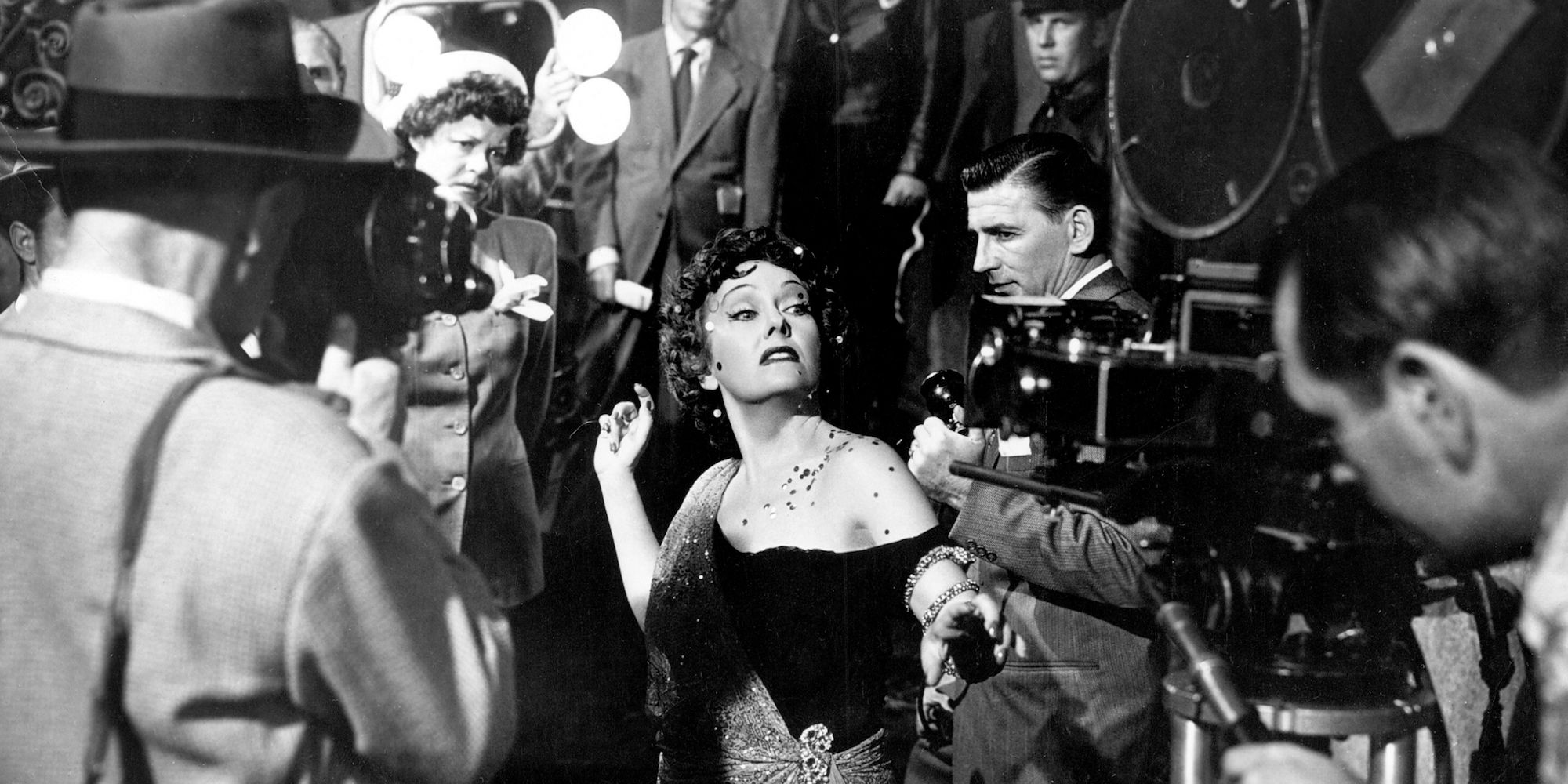 Norma Desmond se acerca a la cámara para su primer plano en Sunset Boulevard 