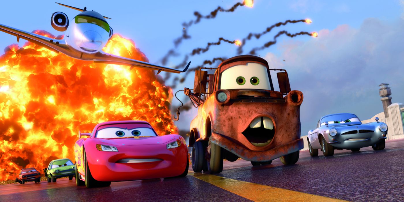 Uma cena de Carros 2 com Relâmpago McQueen e Mater
