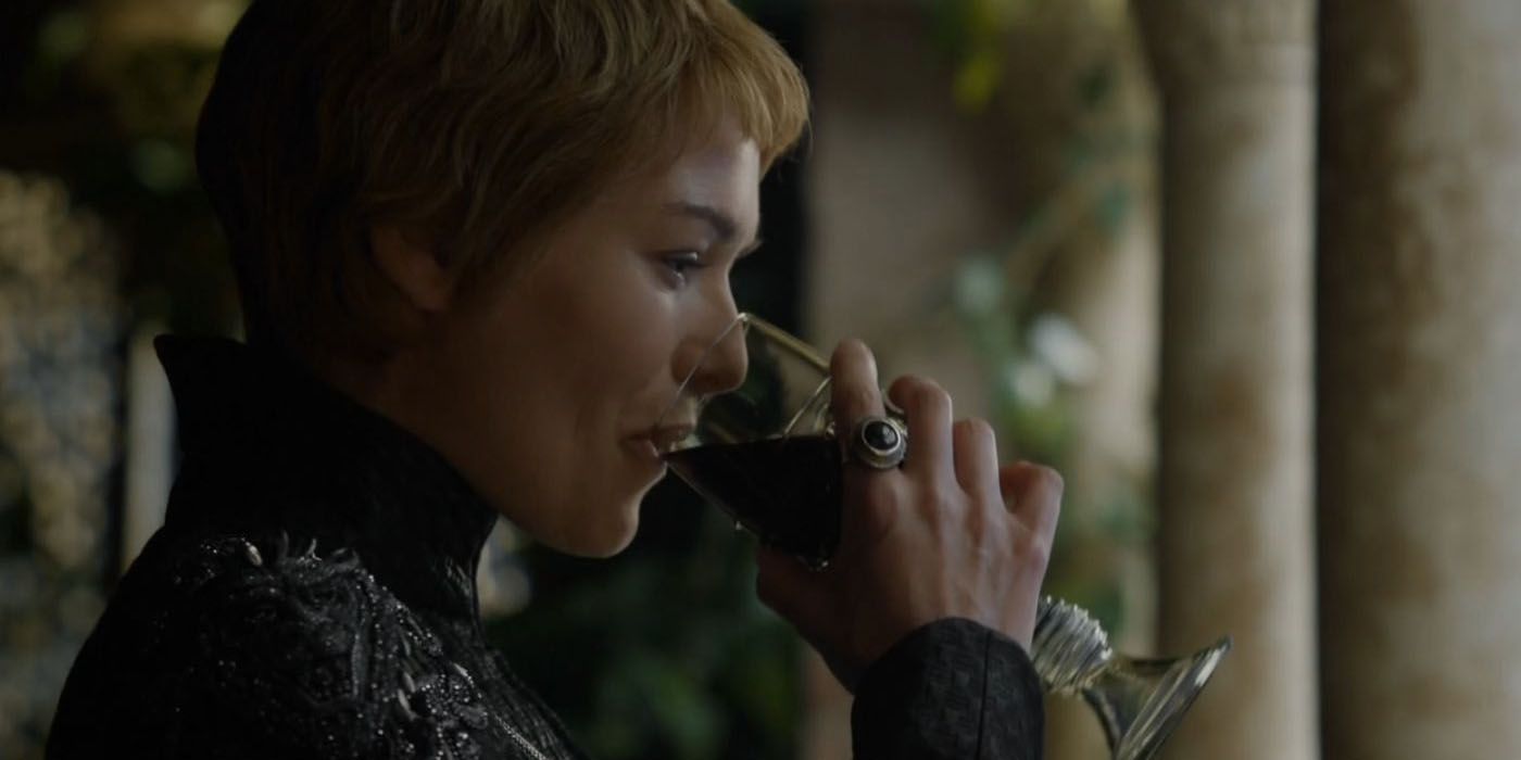 Cersei Lannister buvant du vin dans Game of Thrones