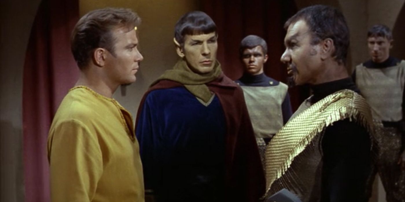 Kirk, Spock e Kor parlano tra loro dalla Missione di Misericordia