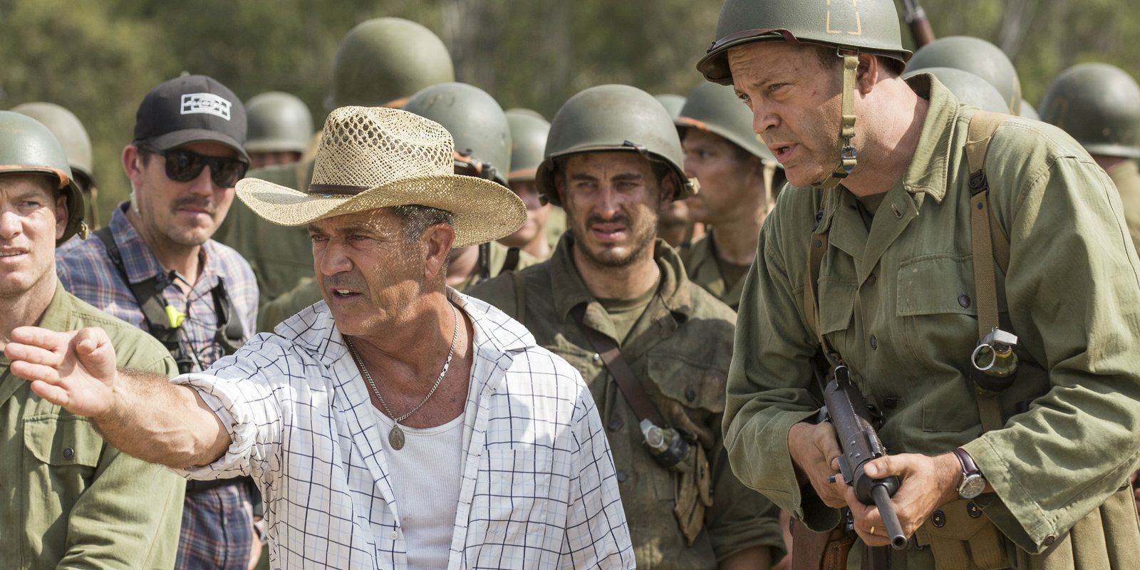 Hacksaw Ridge - Mel Gibson and Vince Vaughn on set