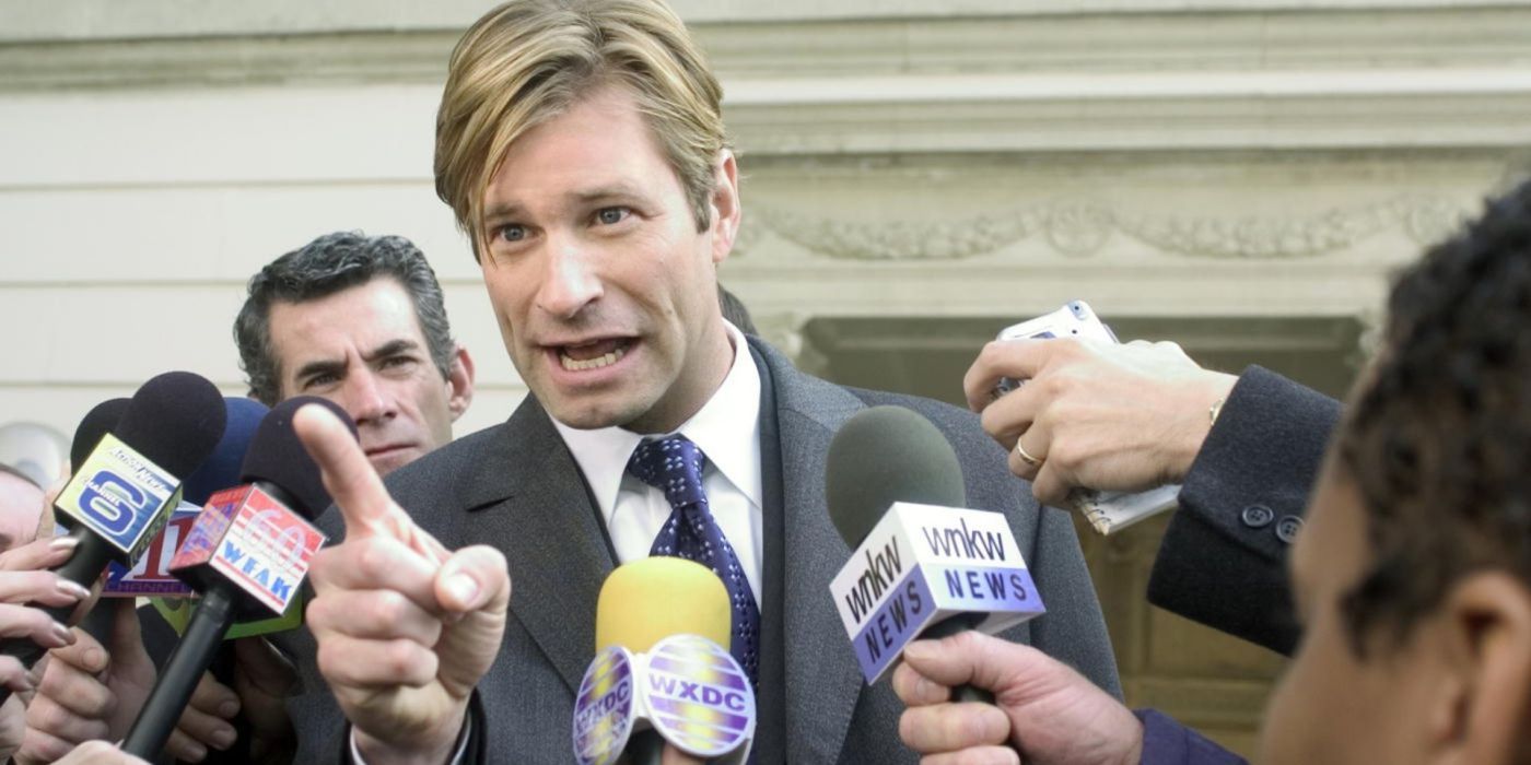 Aaron Eckhart addresses reporters in Thank You For Smoking