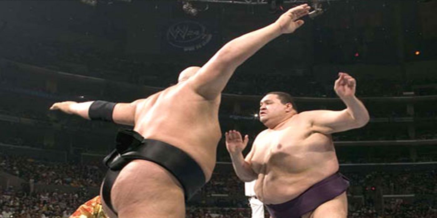 Big Show and Akebono in a sumo match at Wrestlemania 21