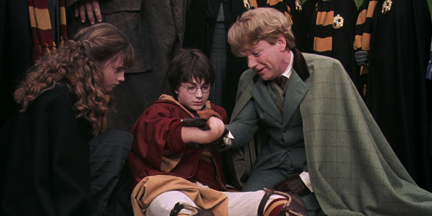 Hermione Granger, Harry Potter e Gilderoy Lockhart inspecionando um braço em Harry Potter e a Câmara Secreta