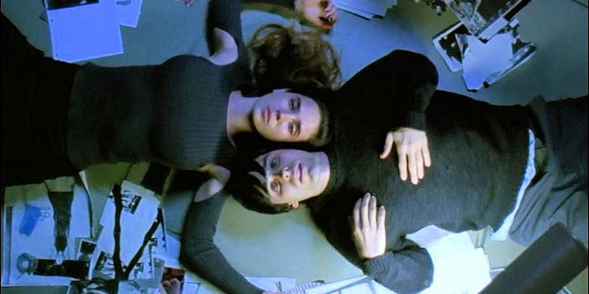Harry (Jared Leto) and Marion (Jennifer Connelly) laying back-to-back on the ground in Requiem for a Dream.