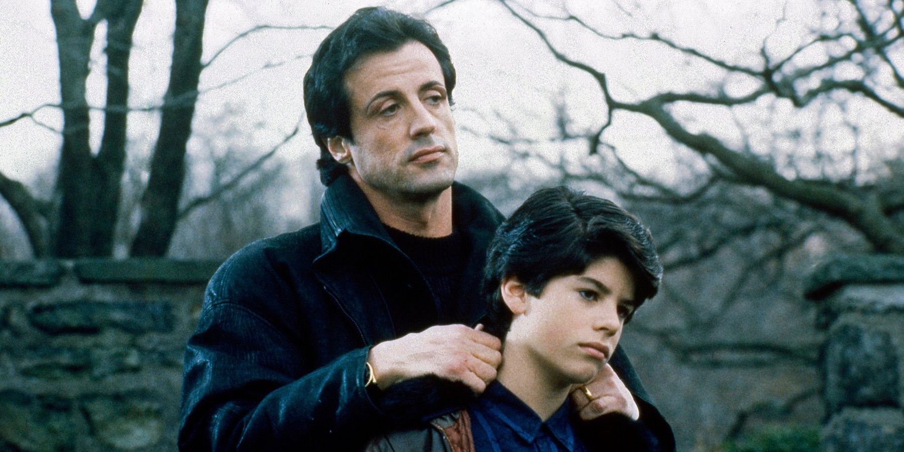 Sylvester Stallone como Rocky e Sage Stallone como Rocky Jr. em Rocky V