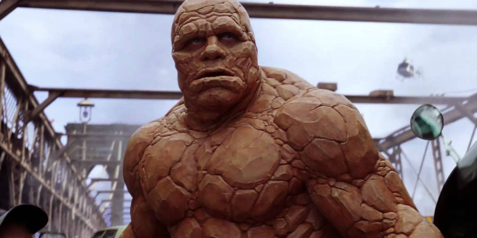 Michael Chiklis como The Thing no Quarteto Fantástico olhando fora da tela