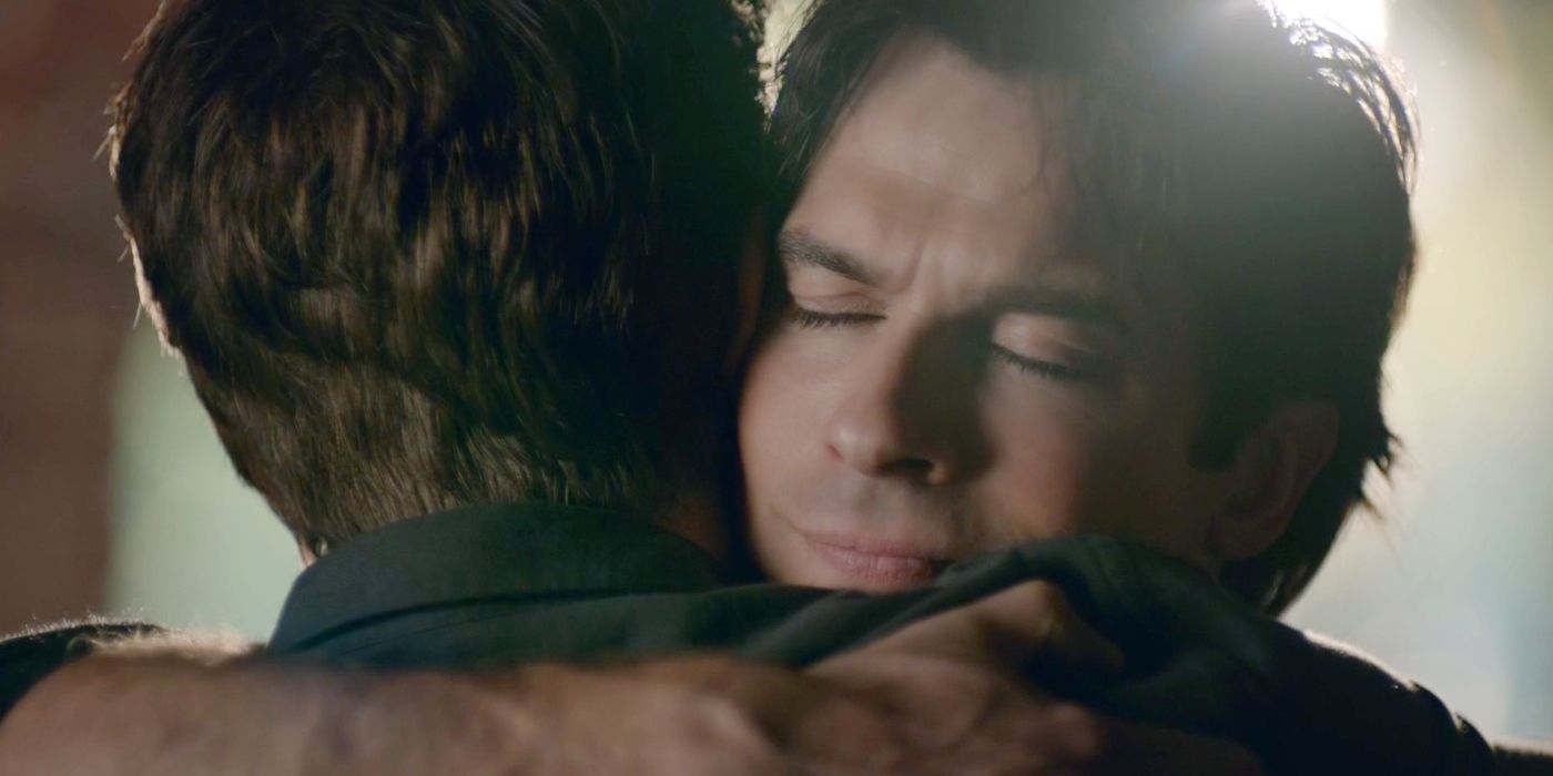 Stefan e Damon se abraçam no final da série The Vampire Diaries.