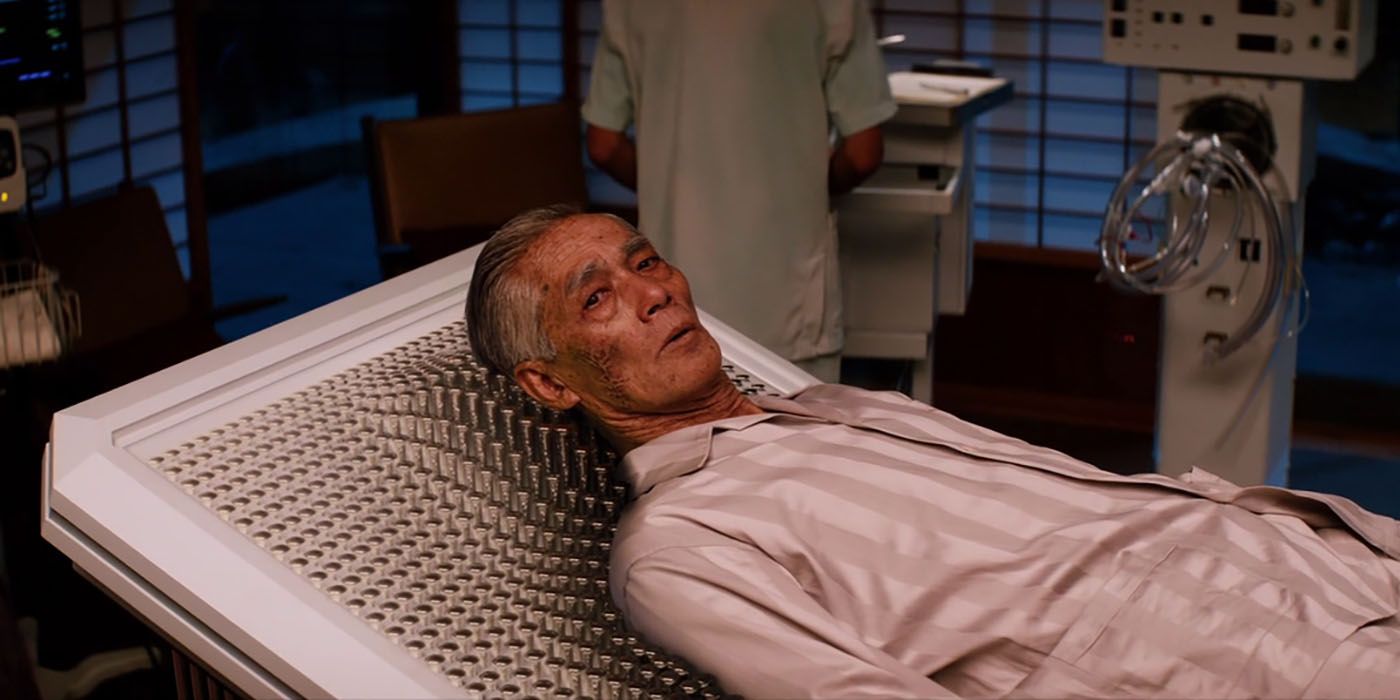 Yashida yace en una cama de hospital en The Wolverine