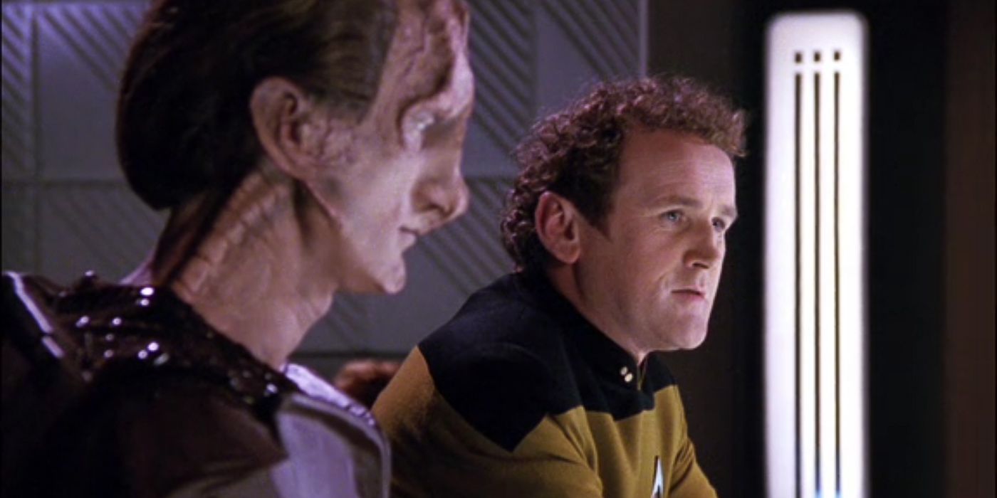 O'Brien talks to a Cardassian at a bar from The Next Generation 