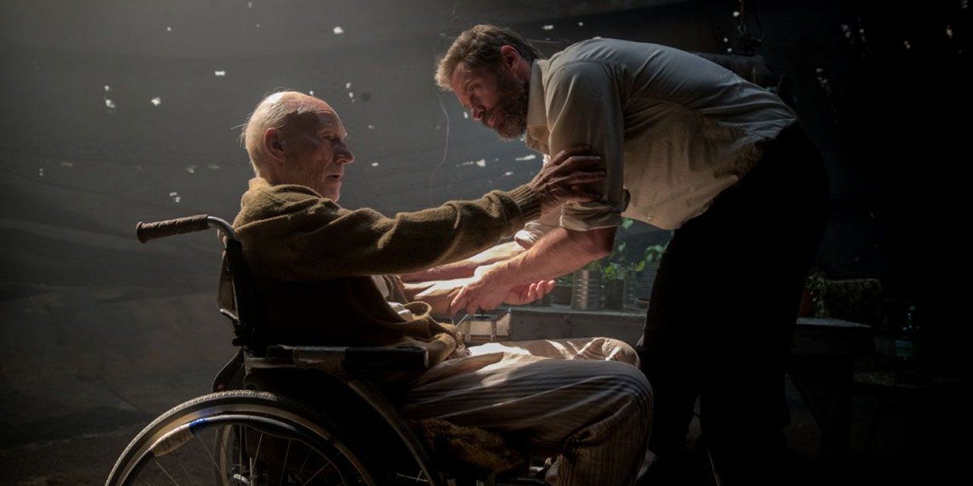 Patrick Stewart como Charles Xavier segurando o braço de Hugh Jackman como Wolverine em Logan, 2017