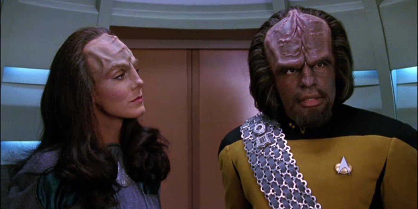 Worf speaks with a Klingon woman from Reunion 