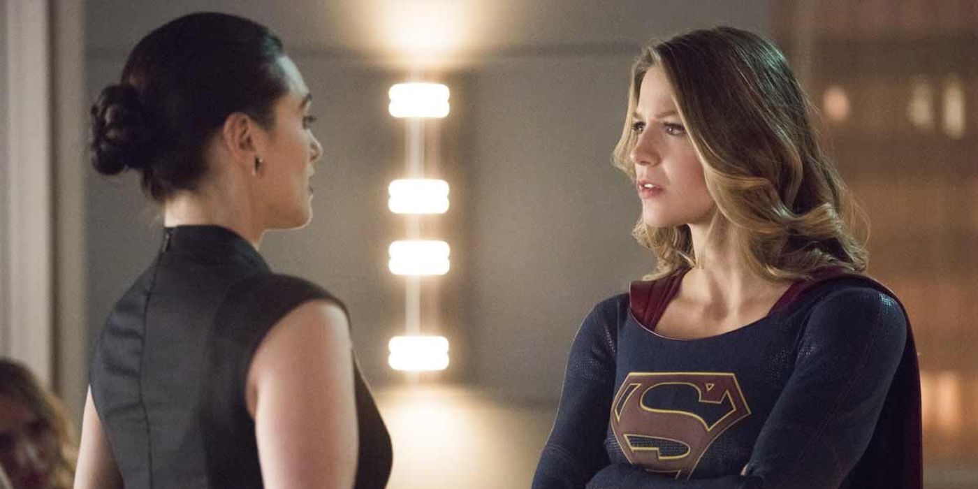 Melissa Benoist e Katie McGrath como Kara Danvers e Lena Luthor em Supergirl