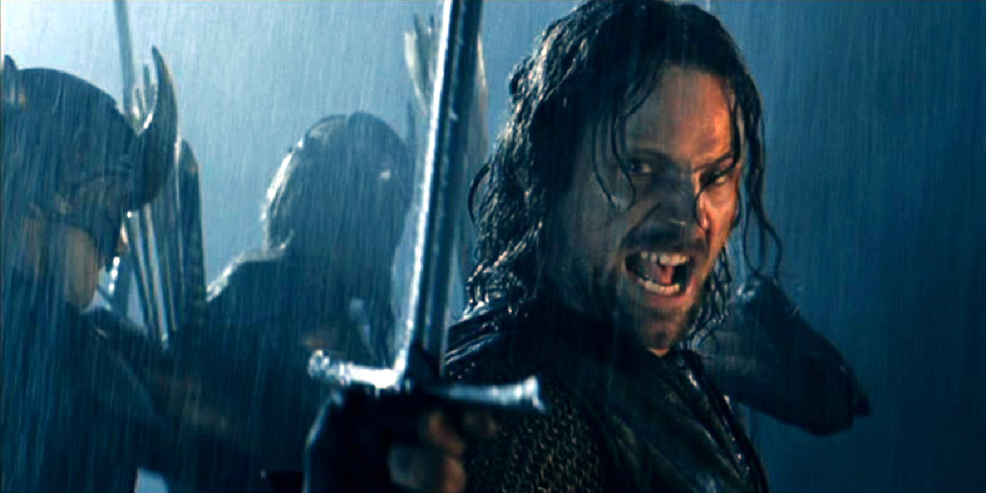 Aragorn brandissant une épée et criant à Helms Deep