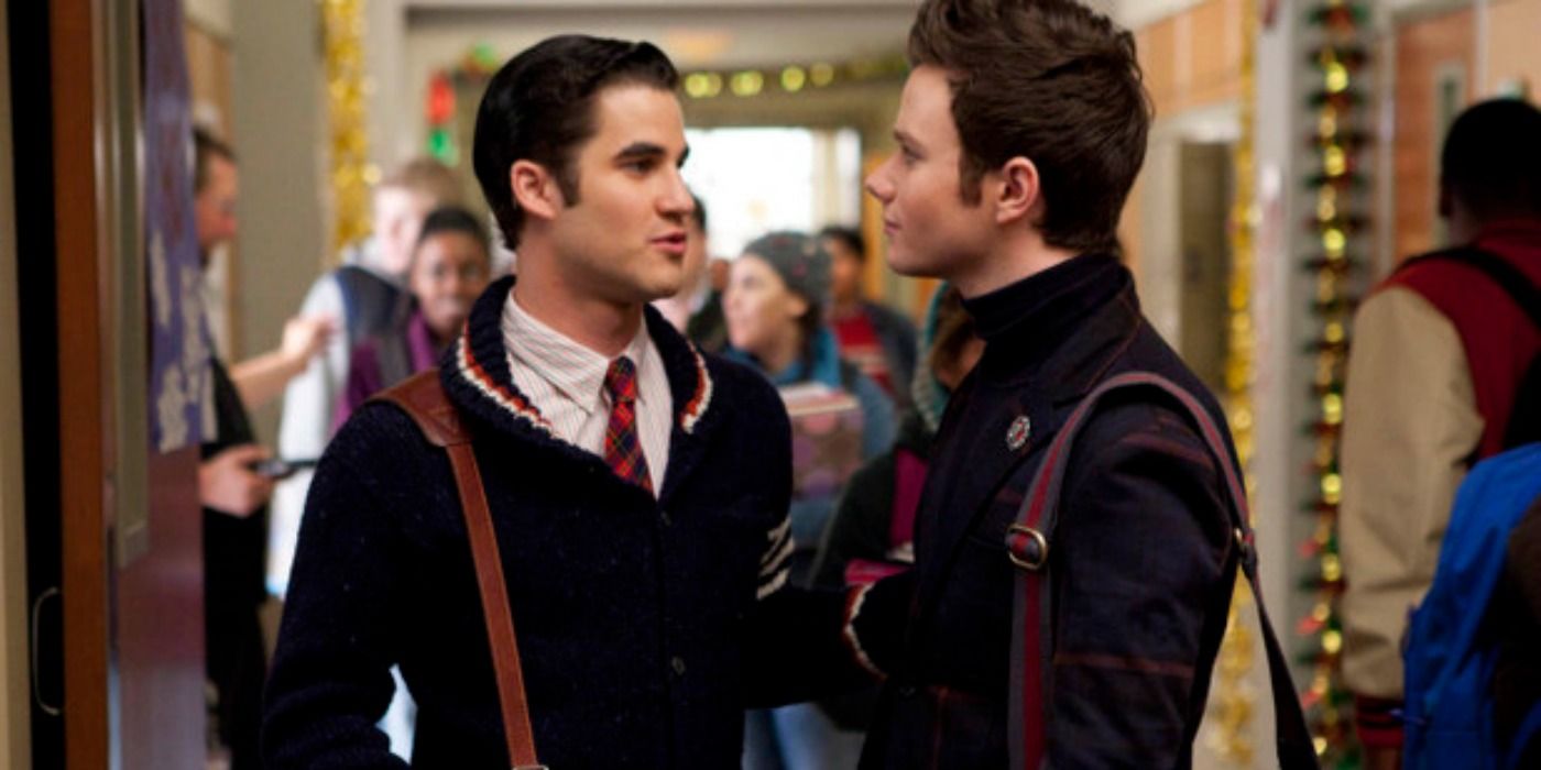 Blaine and Kurt talking in the hallway in Glee