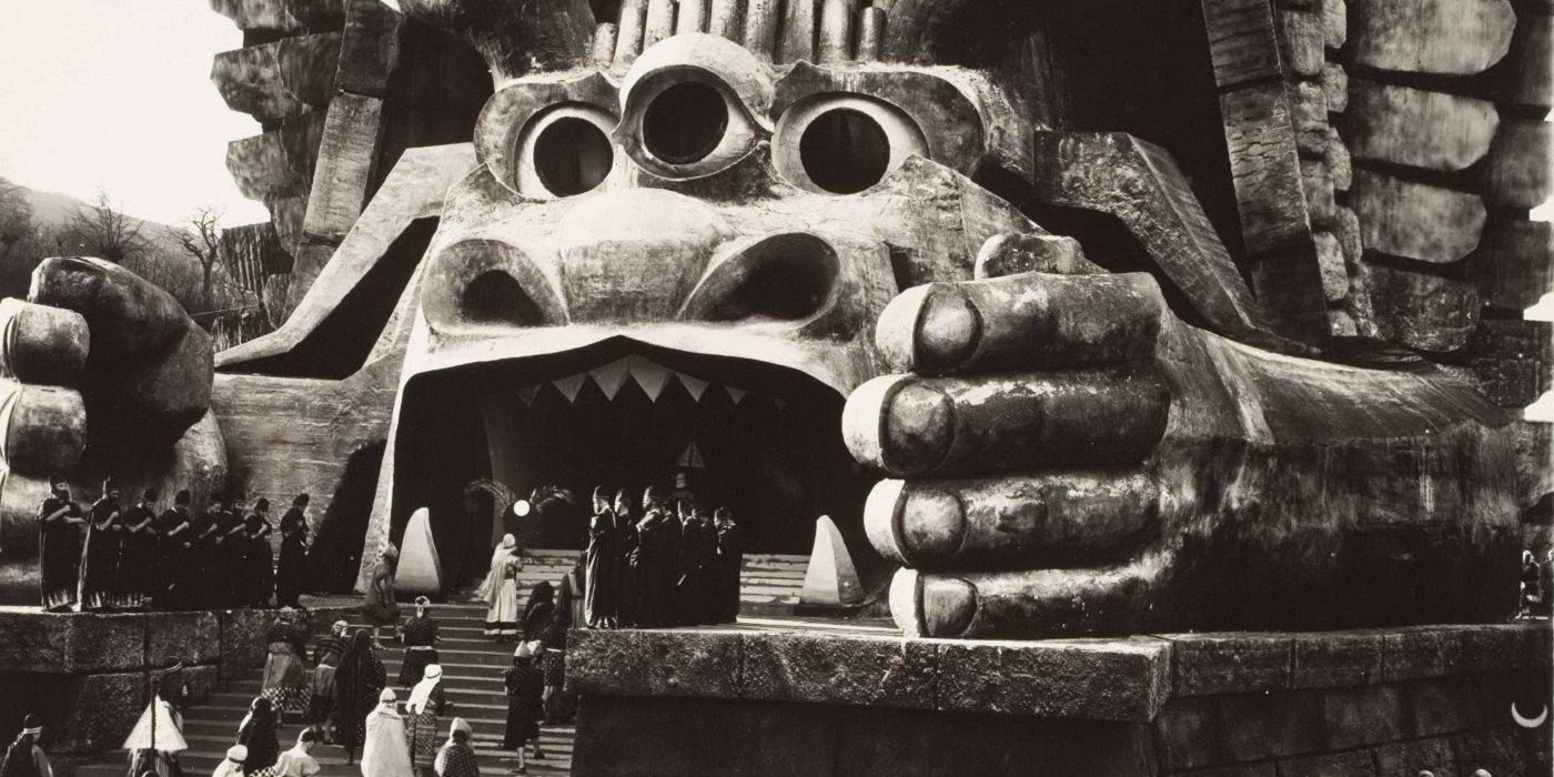 A giant building looking like a monster in Cabiria.