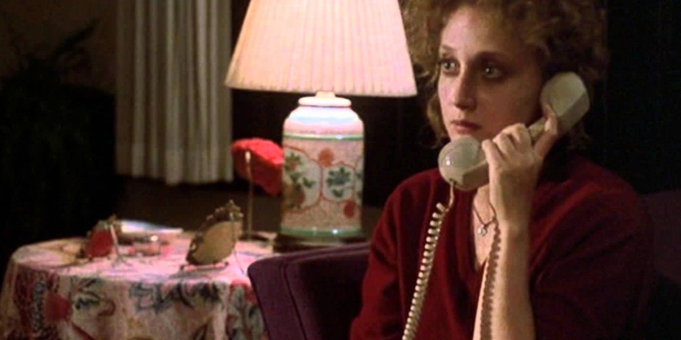 Carol Kane answers the phone in When A Stranger Calls 