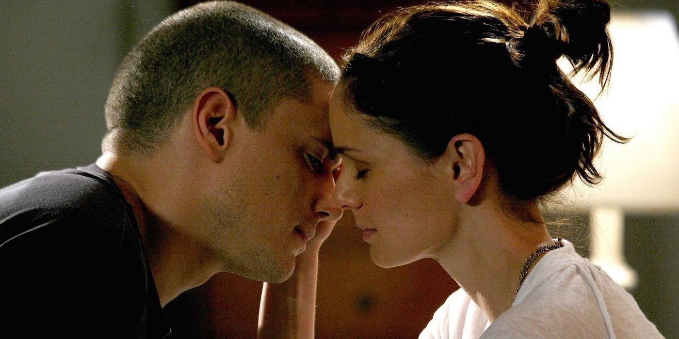 Michael and Sara kiss in Prison Break