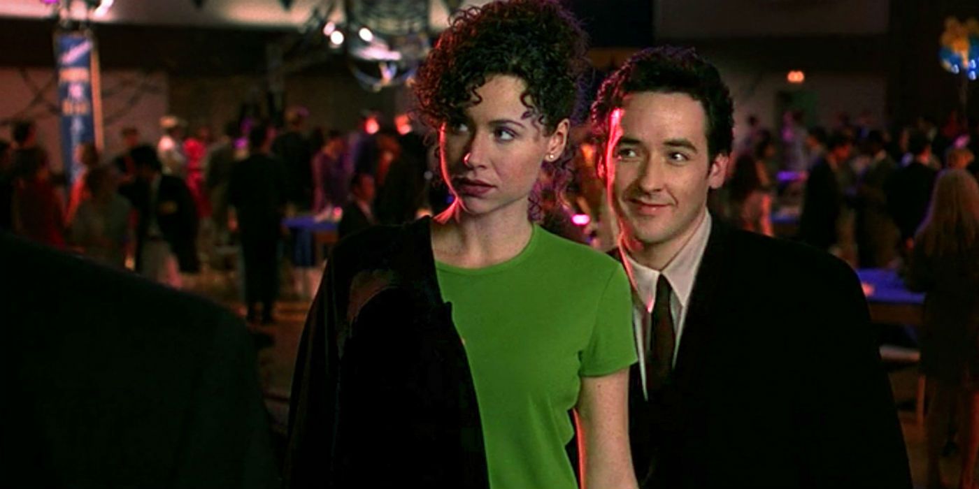A contract killer attempts to seduce his high school sweetheart in Grosse Pointe Blank
