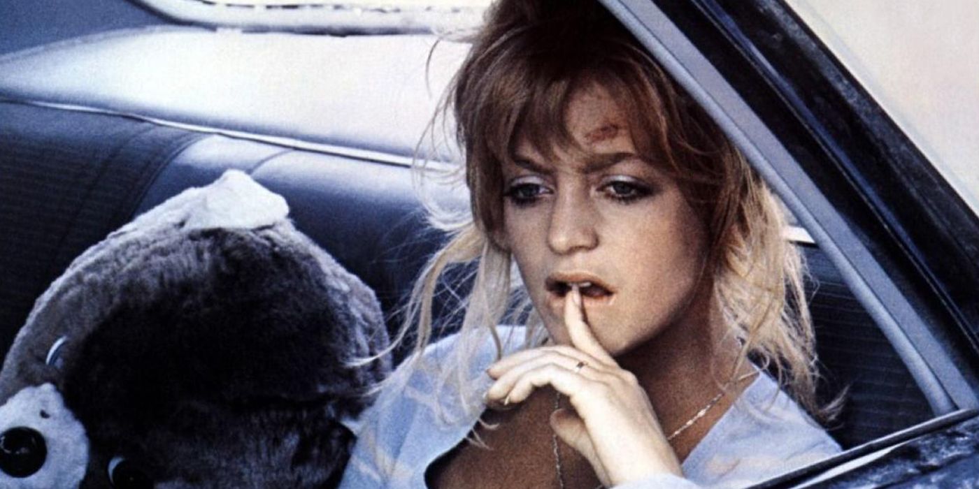 Goldie Hawn pensando consigo mesma enquanto está sentada em um carro no The Sugarland Express