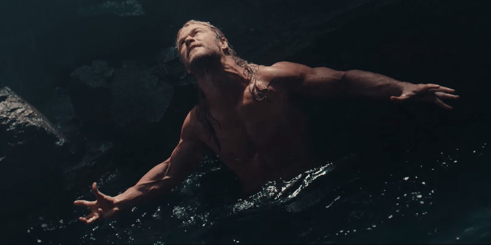 Thor sem camisa na água na cena da caverna em Vingadores: Era de Ultron