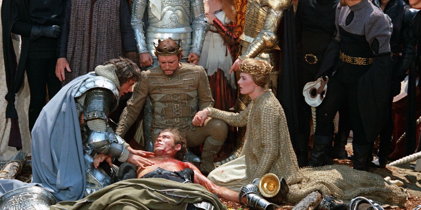 Richard Harris ensanguentado no chão no musical Camelot