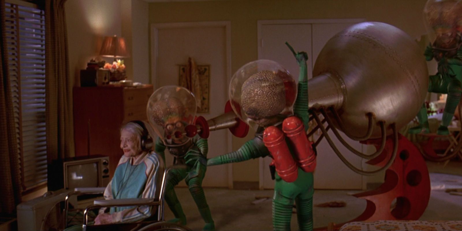 Mars Attacks - aliens and old lady