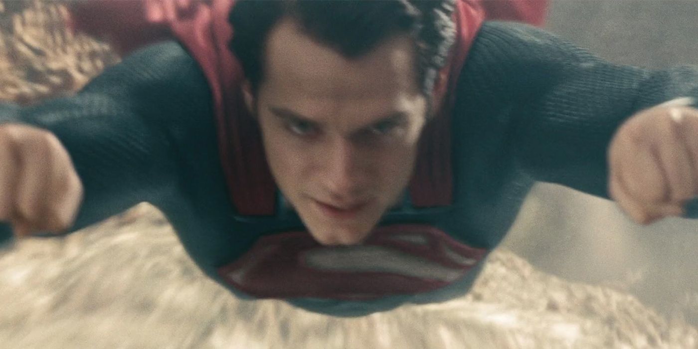 Superman voa em close-up em direção à câmera.