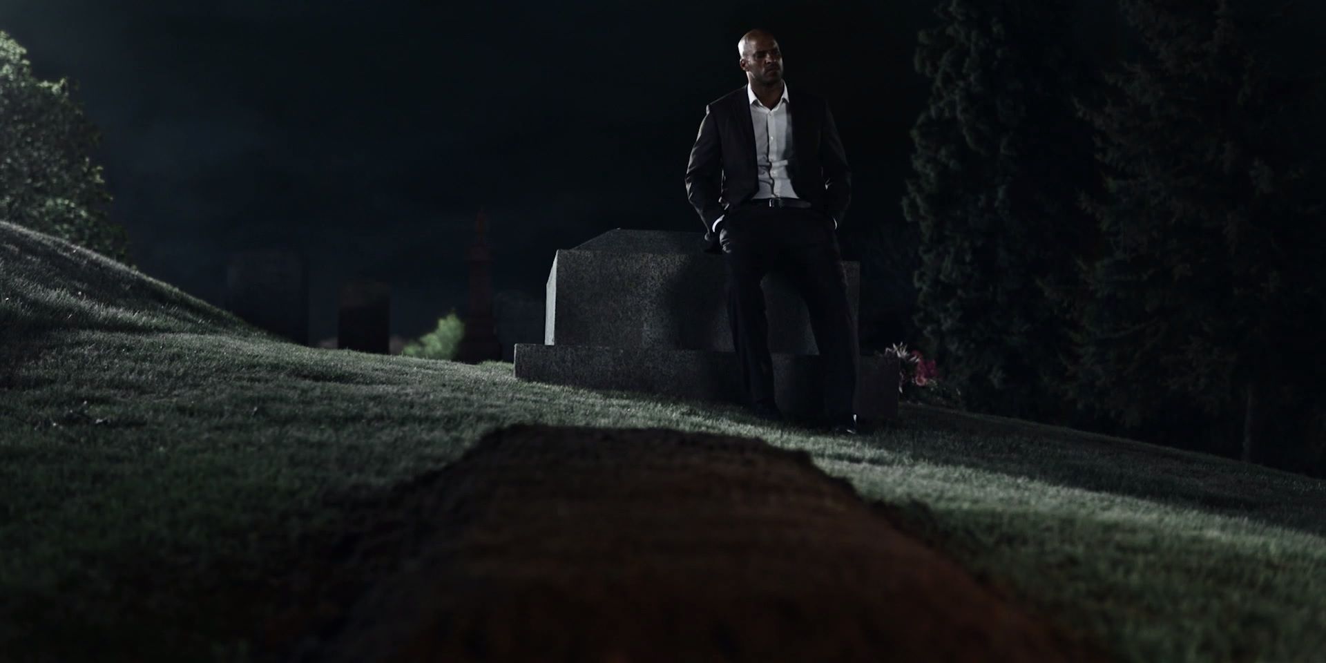 American Gods - Shadow in a cemetery