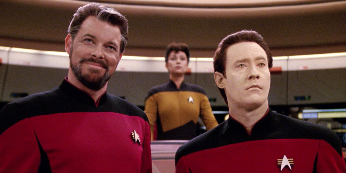 Riker smiles as Data looks on in Star Trek TNG